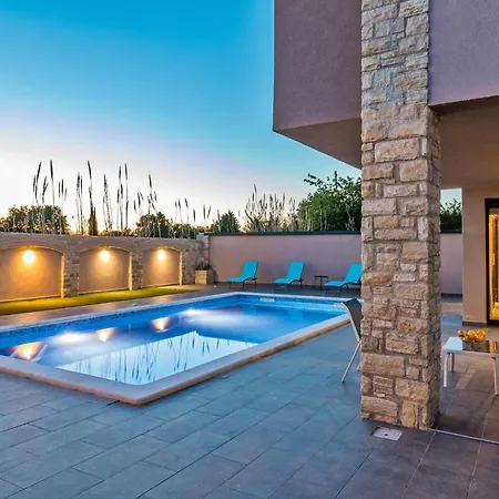 Philippo And Nika Štinjan