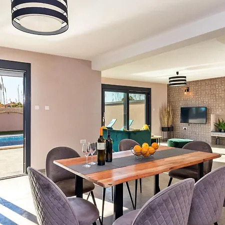 Philippo And Nika Villa
